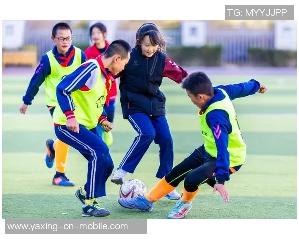 小孩在绿茵场上尽情踢足球的快乐瞬间捕捉与分享